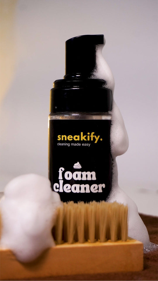 Pack of 4| Sneaker Cleaning kit, 30 Sneaker wipes, Water & Stain Repellor , 2 Sneaker Bags