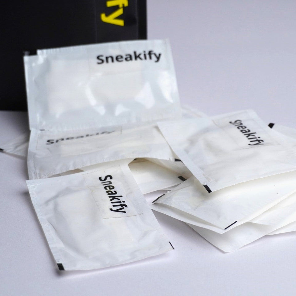 Pack of 4| Sneaker Cleaning kit, 30 Sneaker wipes, Water & Stain Repellor , 2 Sneaker Bags